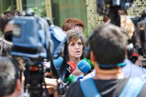 La ministra de Sanidad, Consumo y Bienestar Social en funciones, María Luisa Carcedo, atiende a los medios de comunicación durante su visita a las instalaciones del Basque Culinary Center (BCC) en San Sebastían.