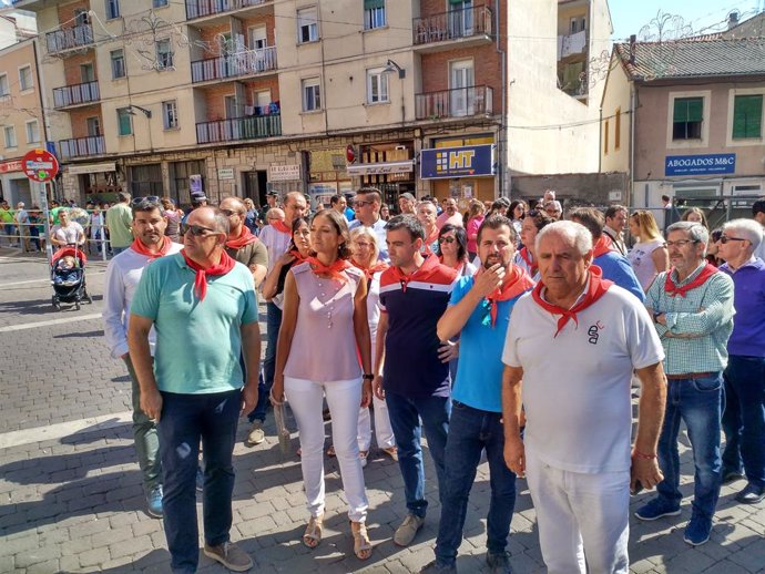 La ministra de Industria, Comercio y Turismo, Reyes Maroto, acompañada por responsables socialistas y el alcalde de Cuéllar (Segovia), Carlos Fraile, durante la visita a la localidad.