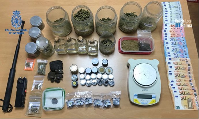 Droga, dinero en efectivo y productos incautados en el operativo de Calvi.