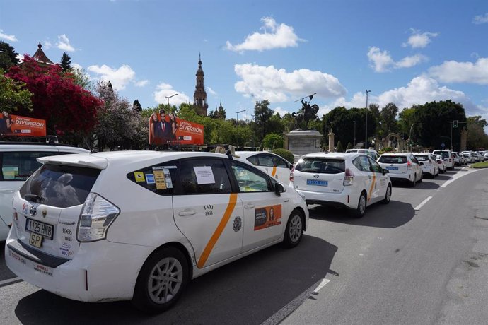  Protesta de taxistas en Sevilla por el borrador de la Junta sobre los VTC. 