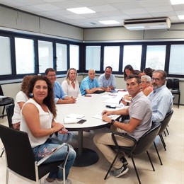 La regidora de Infraestructuras y Distrito Poniente del Ayuntamiento de Palma, Angélica Pastor, reunida con representantes de varias entidades.