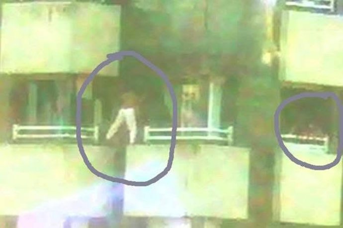 Niños jugando en un noveno piso