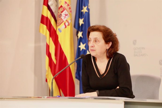 La consellera de Asuntos Sociales, Fina Santiago, ejerciendo como portavoz adjunta del Govern.