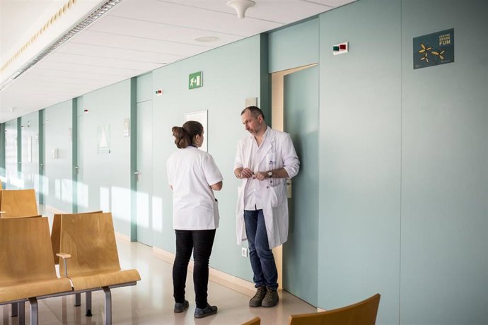 Enfermero del CASAP de Castelldefels conversa con una enfermera en prácticas.