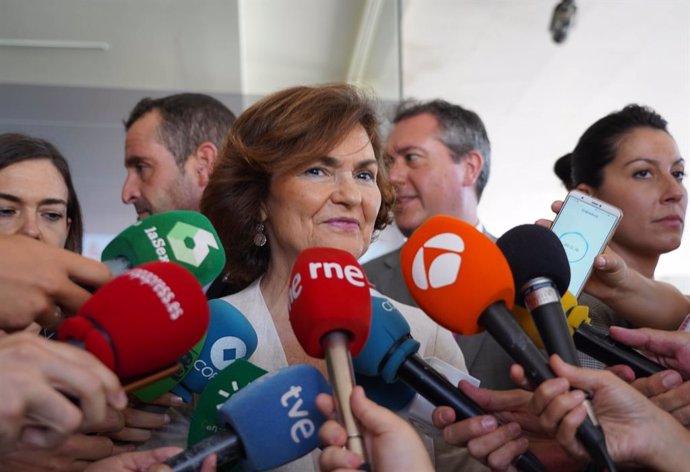 Carmen Calvo atiende a los medios en Sevilla.