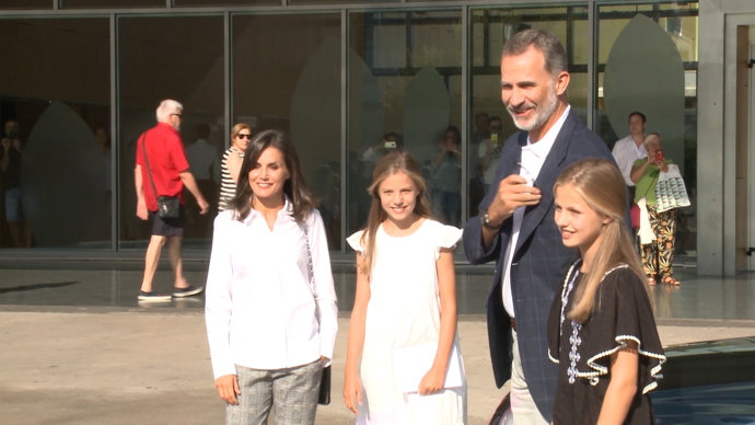 Felipe VI, doña Letizia y sus hijas llegan al hospital para visitar al rey Juan 