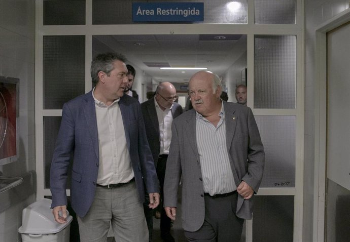 El consejero de Salud y Familias, Jesús Aguirre (d) y el alcalde de Sevilla, Juan Espadas (i) visitan los servicios de Urgencias del Hospital Virgen del Rocío en una imagen de archivo