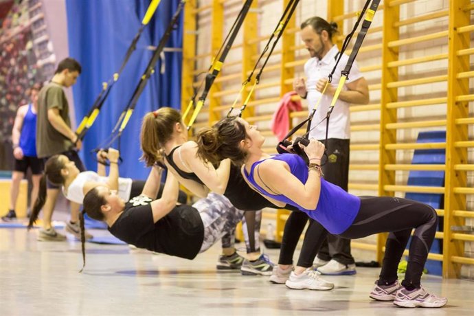Estudiantes practicando deporte en la UPNA.