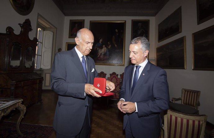 El lehendakari, Iñigo Urkullu, con Stefano Ronca, secretario general de Relaciones Exteriores de la Soberana Orden de Malta y embajador ante la República Italiana.