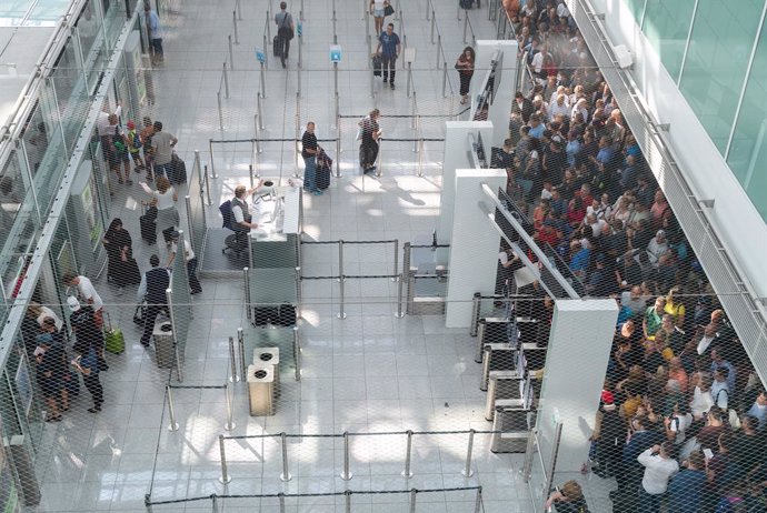 Alemania.- Al menos 130 vuelos afectados en Múnich tras el incidente del viajero