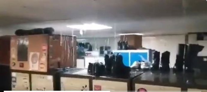 Fuertes goteras en una instalación de Policía Municipal de Madrid durante la tormenta
