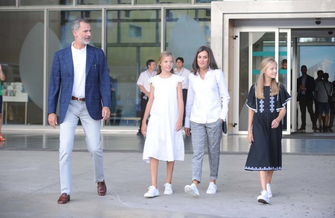 Los Reyes visitan con sus hijas a Don Juan Carlos