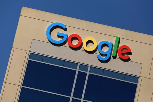 Logo de Google en un edificio en California