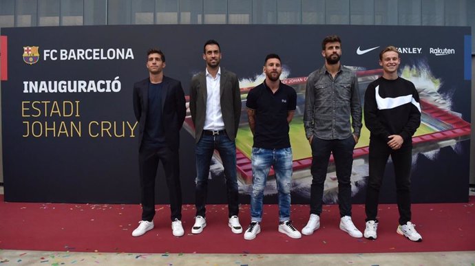 Jugadores del FC Barcelona inauguran el estadio Johan Cruyff