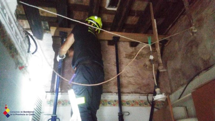Cádiz.- Sucesos.- Cae el falso techo de escayola de un bajo habitado por un matr