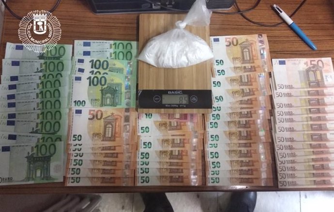 Imagen de la droga y dinero intervenido por Policía Municipal tras detener a una persona en el distrito Centro de Madrid.