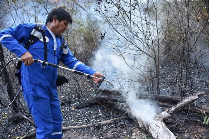 Presidente de Bolivia, Evo Morales, colaborando en la extinción del fuego en la Amazonia