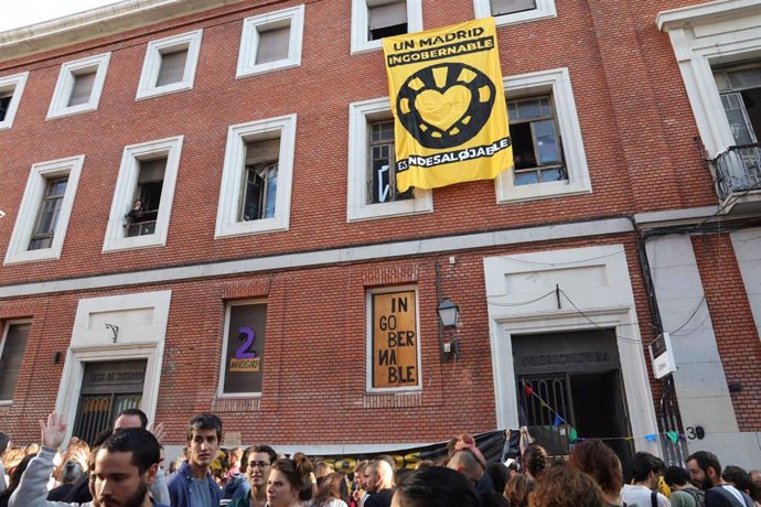 Un grupo de personas se concentra a las puertas del Centro Social Okupado, La Ingobernable, ubicado en la calle Gobernador, en la ciudad de Madrid.