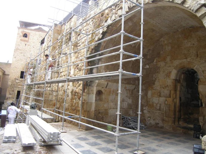 Obras de conservación y mantenimiento en la Cueva de Salamanca.