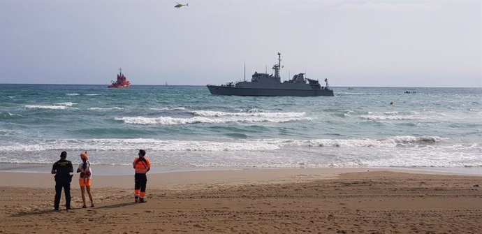 El cazaminas Turia de la Armada se suma a las labores de rescate del avión siniestrado en La Manga del Mar Menor, en el que falleció el comandante del Ejército del Aire Francisco Marín Nuñez.