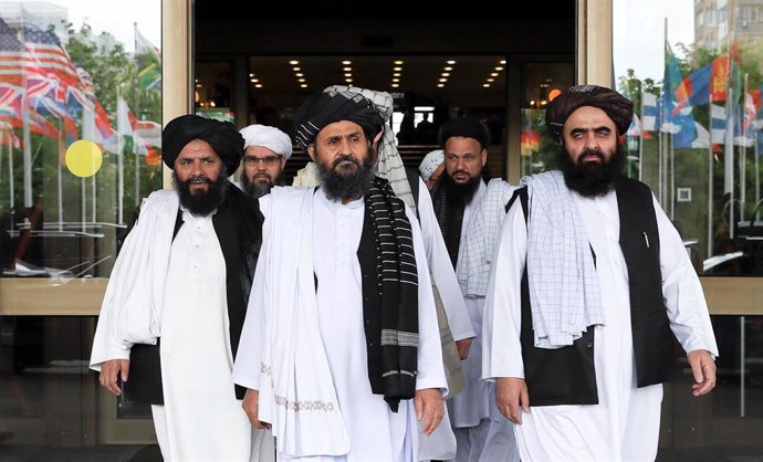 Miembros de una delegación talibán con el negociador jefe, mulá Abdul Ghani Baradar, en el centro
