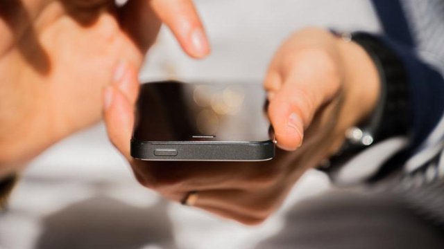 Uso por parte de seis personas identificadas de las app para a través del móvil retirar de la cuenta de un burgalés un total de 10.000 euros.