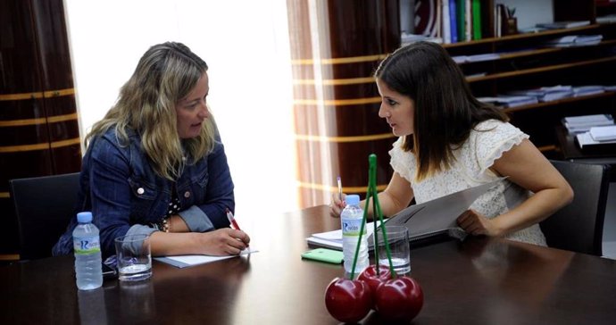 Blanca Martín e Isabel Gil Rosiña en una reunión para abordar el inicio del curso parlamentario