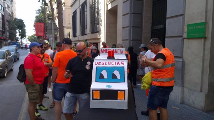 Trabajadores de Asistencia Sanitaria Málaga se concentra frente a la delegación territorial de Salud y Familias de la Junta de Andalucía en Málaga.