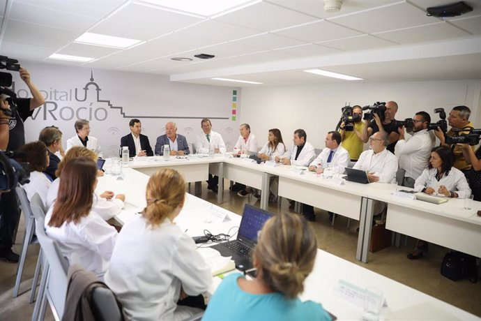 El presidente de la Junta de Andalucía, Juanma Moreno, y el consejero de Salud y Familias, Jesús Aguirre, se reúnen con profesionales y técnicos que participan en el dispositivo que atiende a los pacientes afectados por el brote de listeriosis.
