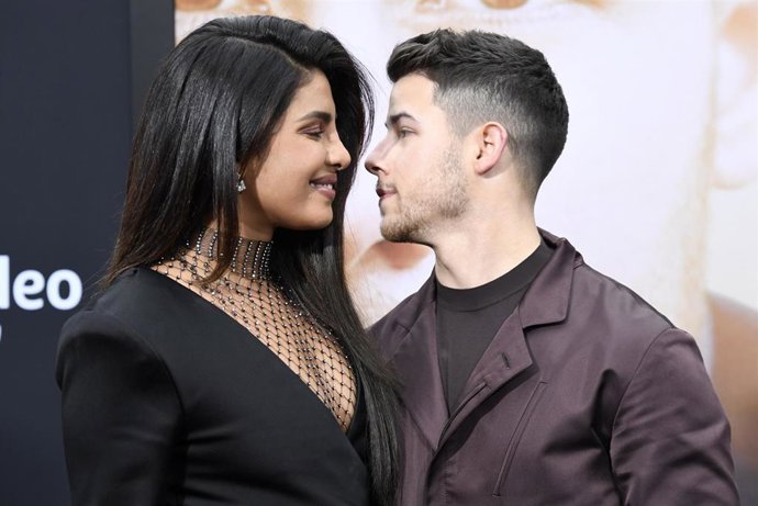 Priyanka Chopra y Nick Jonas en la premiere de Chasing Happiness