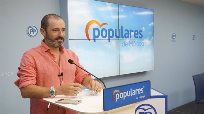 El portavoz provincial y portavoz adjunto del grupo parlamentario 'popular' andaluz, José Ramón Carmona, en rueda de prensa.