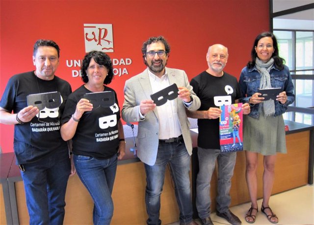 El vicerrector de profesorado de la Universidad de La Rioja, Juan Antonio Martínez Berbel, acompañado de miembros de la organización del V certamen 'Badarán que hablar'