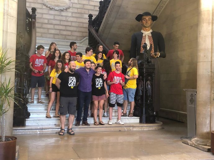 El portaveu de l'Ajuntament de Palma, Alberto Jarabo, amb membres d'Orgull LLonguet.