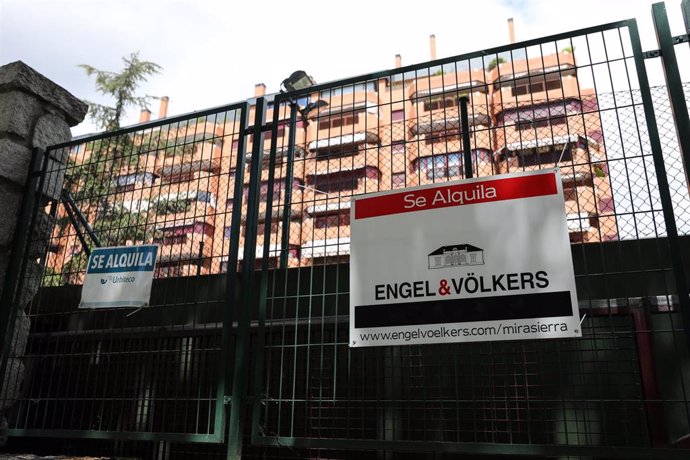 En la valla de una urbanización, se ven colgados dos carteles de 'Se alquila'.