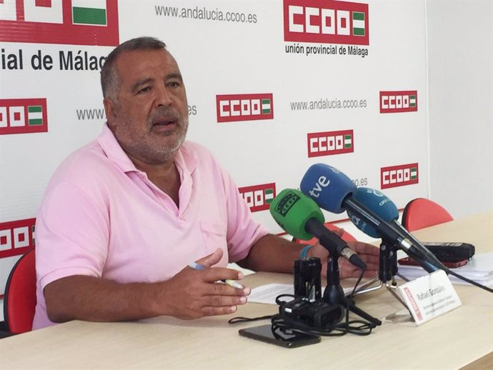 El secretario general del Sindicato de Sanidad y Sectores Sociosanitarios de CCOO de Málaga, Rafael González, en rueda de prensa.