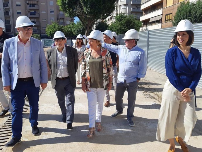 Ana Barceló visita las obras de demolición del antiguo hospital de Gandia