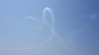 La Patrulla Águila sorprende dibujando un crespón en el cielo