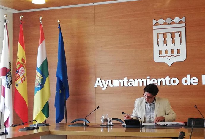 El portavoz del equipo de Gobierno del Ayuntamiento de Logroño, Kilian Cruz-Dunne, justo antes de iniciar la rueda de prensa para informar sobre los asuntos aprobados en Junta de Gobierno Local.