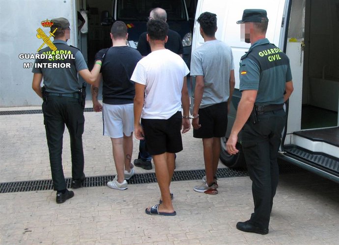 Detenidos con los agentes de la Guardia Civil