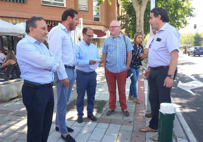 El alcalde de Valladolid, Óscar Puente, (segundo por la izquierda) durante su visita a las obras realizadas en Covaresa.