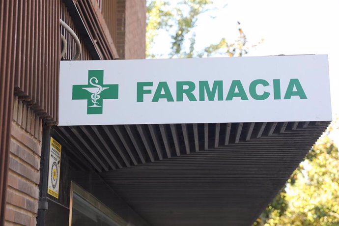 Letrero verde de una farmacia en una calle de Madrid.