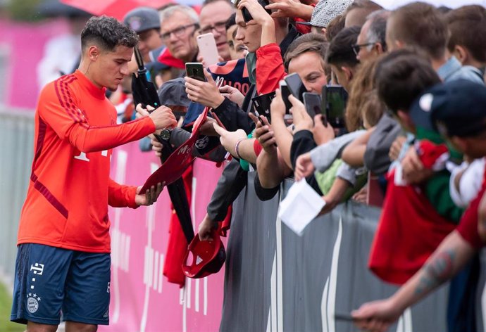 20 August 2019, Bavaria, Munich: Brazilian footballer Philippe Coutinho (L) writes autographs after his first public training session after joining FC Bayern Munich. Photo: Sven Hoppe/dpa - IMPORTANT NOTICE: DFL and DFB regulations prohibit any use of p