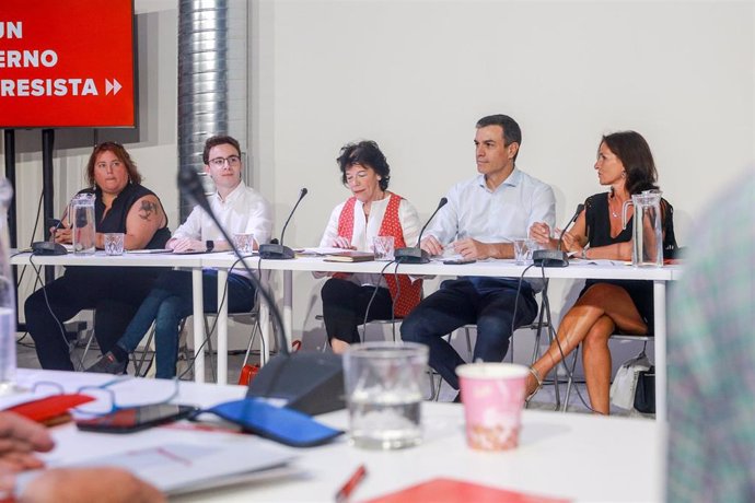 La ministra de Educación y Formación Profesional en funciones, Isabel Celaá, y el presidente del Gobierno en funciones, Pedro Sánchez, en la reunión con representantes educativos el pasado 6 de agosto.