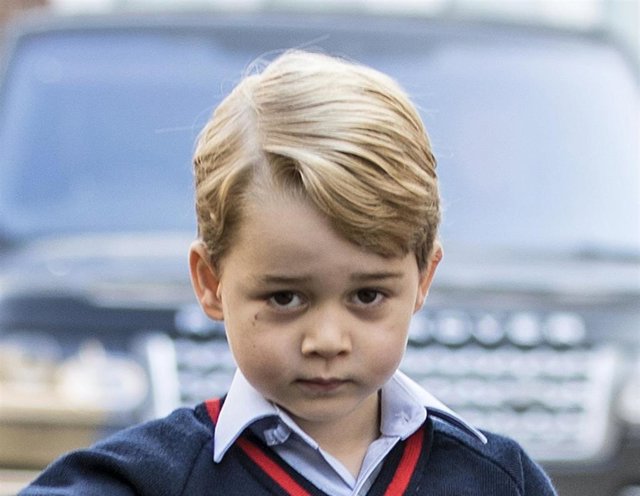 El príncipe George en su primer día de colegio