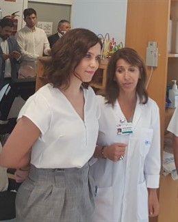 La presidenta de la Comunidad de Madrid, Isabel Díaz Ayuso, durante una visita al Hospital de Guadarrama.