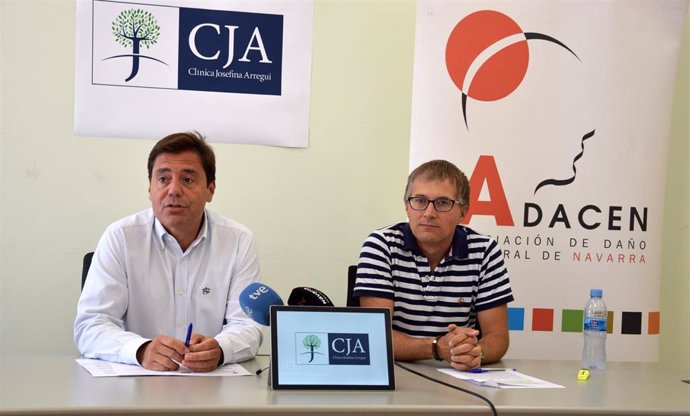 El gerente de Adacen, Francisco Fernández Nistal (derecha), y el gerente de la Clínica Josefina Arregui, Ángel M. Gardachal Ausejo, firman un acuerdo de colaboración.