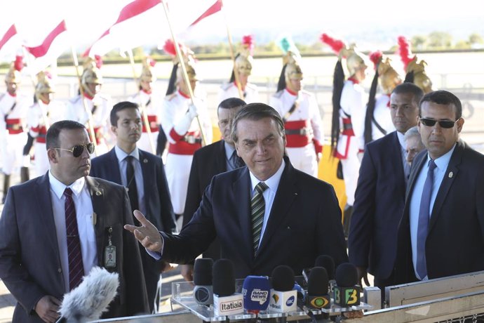 Brasil.- Bolsonaro acusa a Macron de querer erigirse en el "único defensor del m