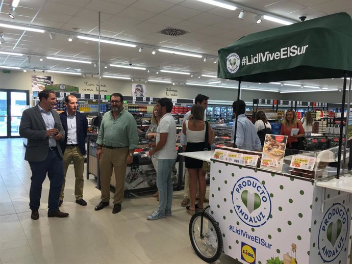 El alcalde de Carmona, Juan Ávila, visitando la nueva tienda de Lidl junto al director regional de Lidl en Andalucía, Raúl Sanz, y el gerente de expansión e inmuebles Francisco Valero