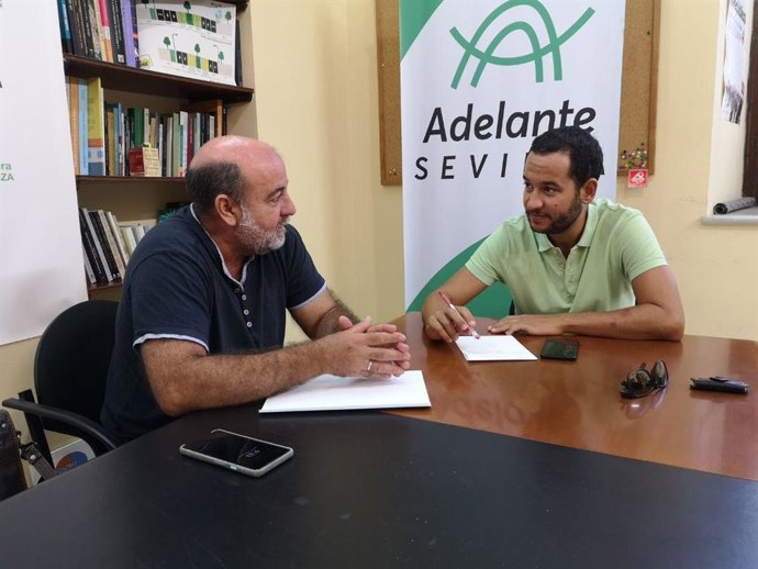 Reunión entre Daniel González Rojas, edil de Adelante Sevilla, y Manuel Loza, presidente del Comité de Empresa