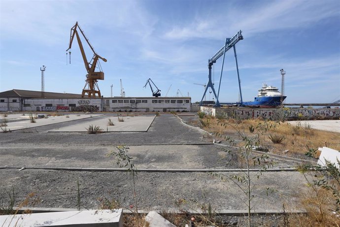Obras de demolición de las naves de astilleros en Huelva.
